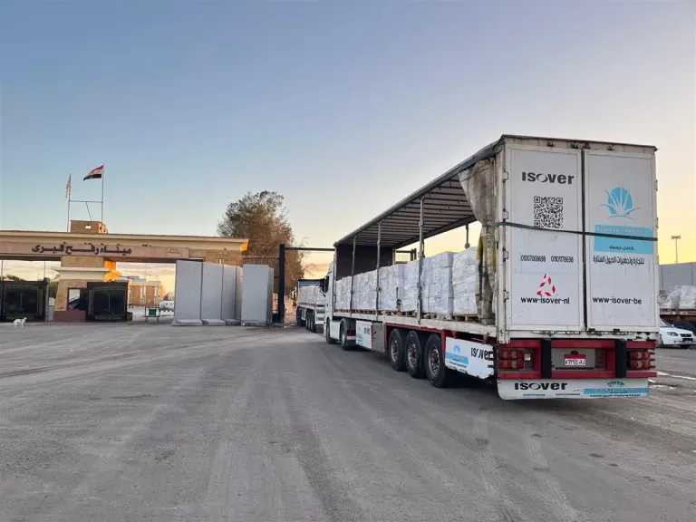 الهلال الأحمر المصري يدفع 9،500 طن مساعدات إنسانية وشتوية عبر قافلة زاد العزة الـ 85 إلى غزة