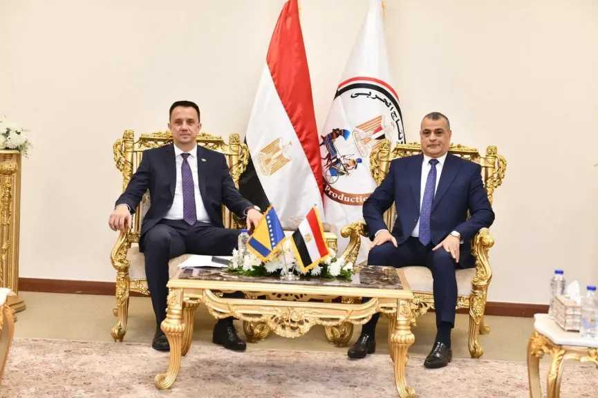 وزير الدولة للإنتاج الحربي ووزير الطاقة والتعدين البوسني يناقشان سبل التعاون