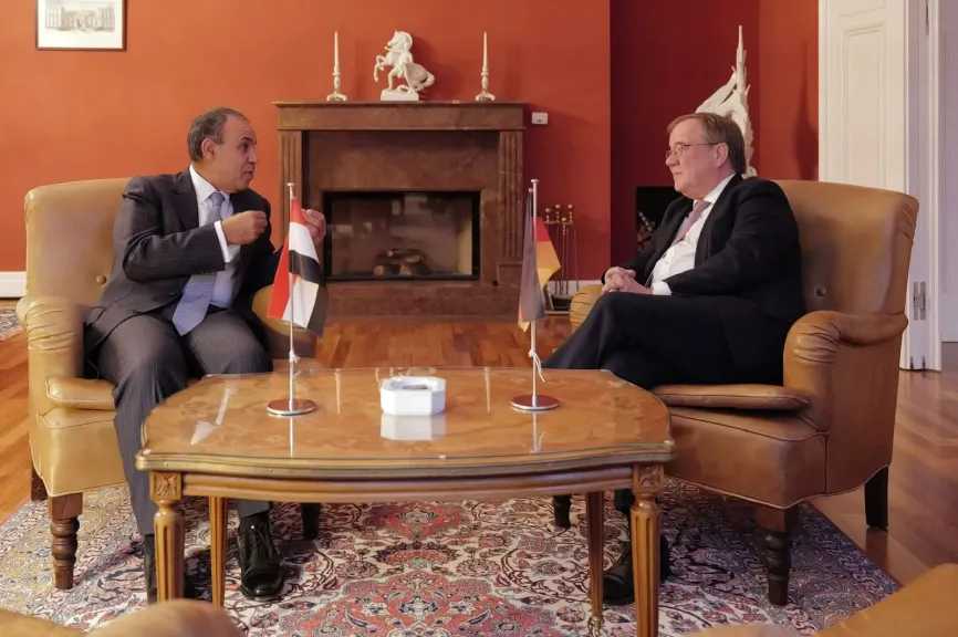 وزير الخارجية يلتقي رئيس لجنة العلاقات الخارجية بالبرلمان الألماني