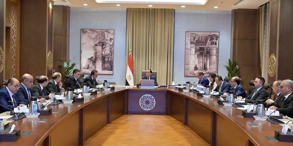 رئيس الوزراء يُتابع جهود توافر الأدوية وموقف سداد مستحقات الشركات العاملة بقطاع الدواء