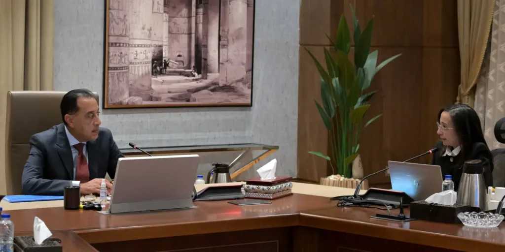 مدبولي يستعرض مشروعي تطوير مدينة رشيد وتحويل نبع الحمرا إلى منتجع سياحي عالمي