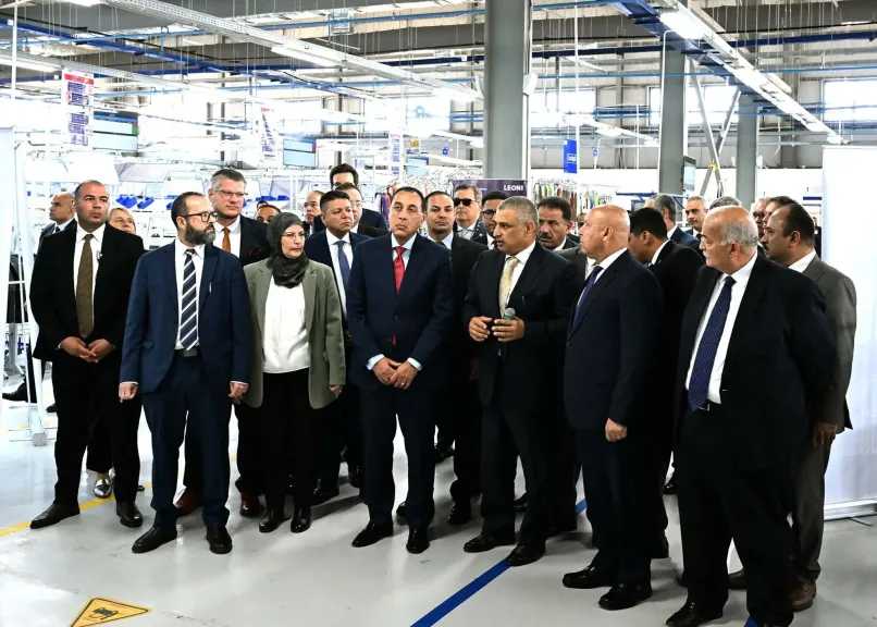 رئيس الوزراء يتفقد عدداً من أقسام مصنع ”ليوني مصر” بمدينة بدر