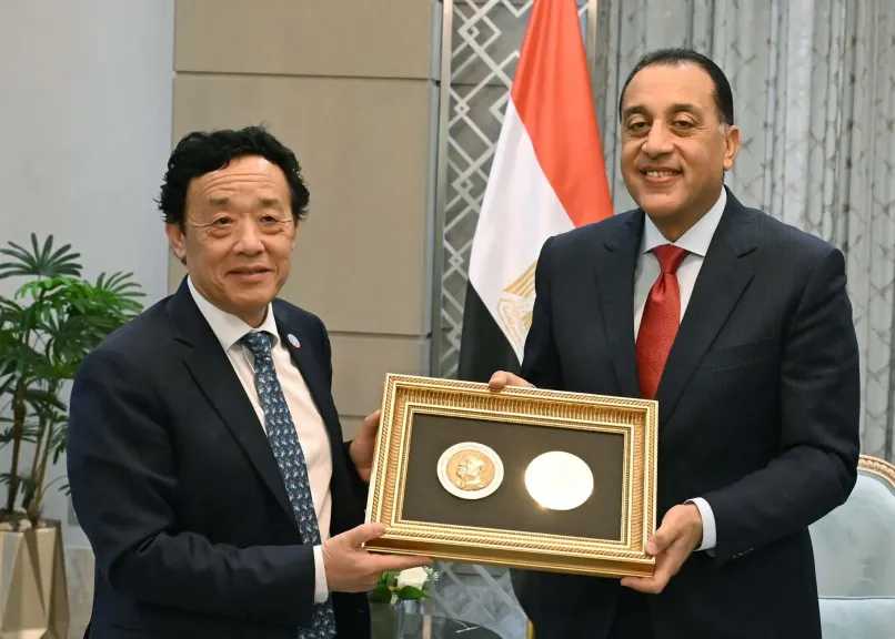 ممنوحة للرئيس السيسي.. مدبولي يتسلم ميدالية أغريكولا أرفع أوسمة منظمة الفاو