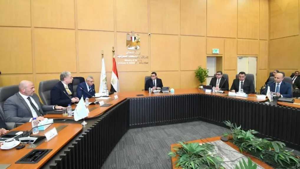 وزير الإسكان يتابع موقف مشروع منطقة الأعمال المركزية بالعاصمة الجديدة