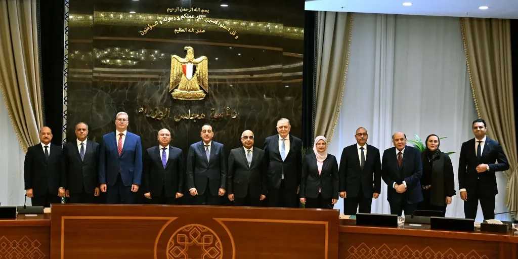 رئيس الوزراء يشهد توقيع اتفاقية تسوية بين عددٍ من الجهات الحكومية وشركة جنوب الوادي للأسمنت