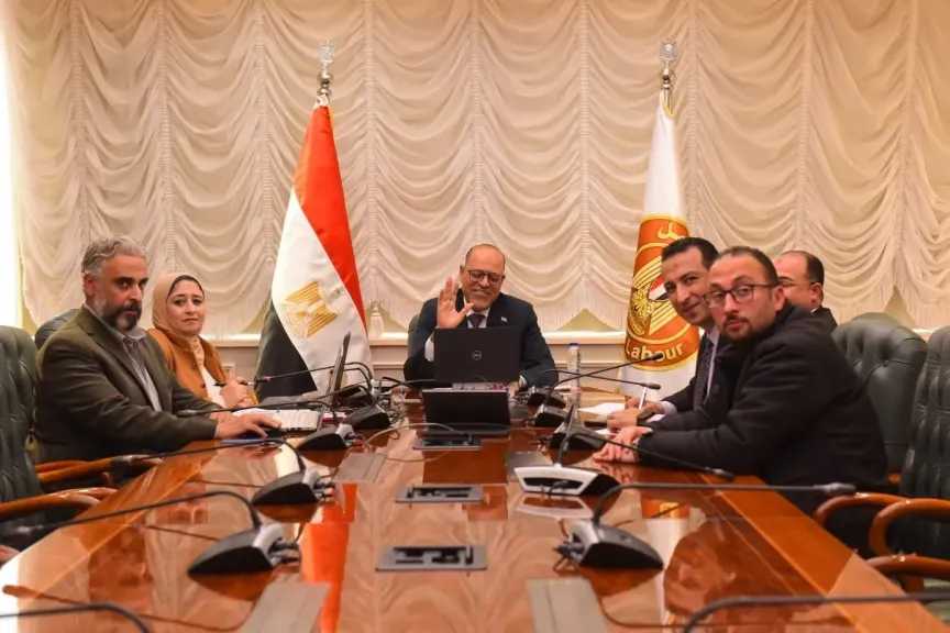 وزير العمل يشهد عبر ”الفيديو كونفرانس” تسليم 405 عقد عمل لذوي همم في 27 محافظة في وقت واحد