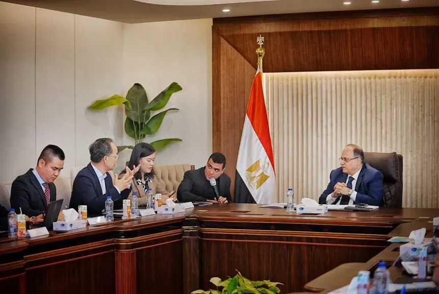 رئيس هيئة الدواء المصرية يبحث مع وفد الشركات الصينية تعزيز الابتكار في قطاع المستلزمات الطبية