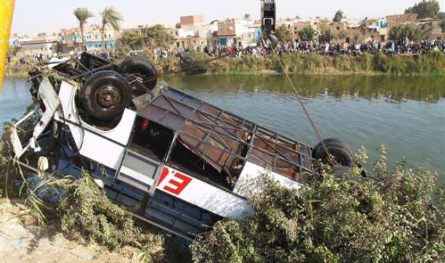مصرع 17 شخصا جراء سقوط حافلة في بحيرة بوسط الصين