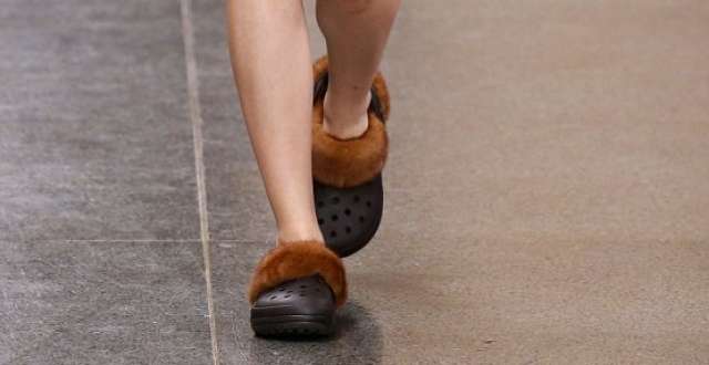 بالصور..الـ crocs بالفراء يظهر على منصات العرض بأسبوع الموضة فى لندن