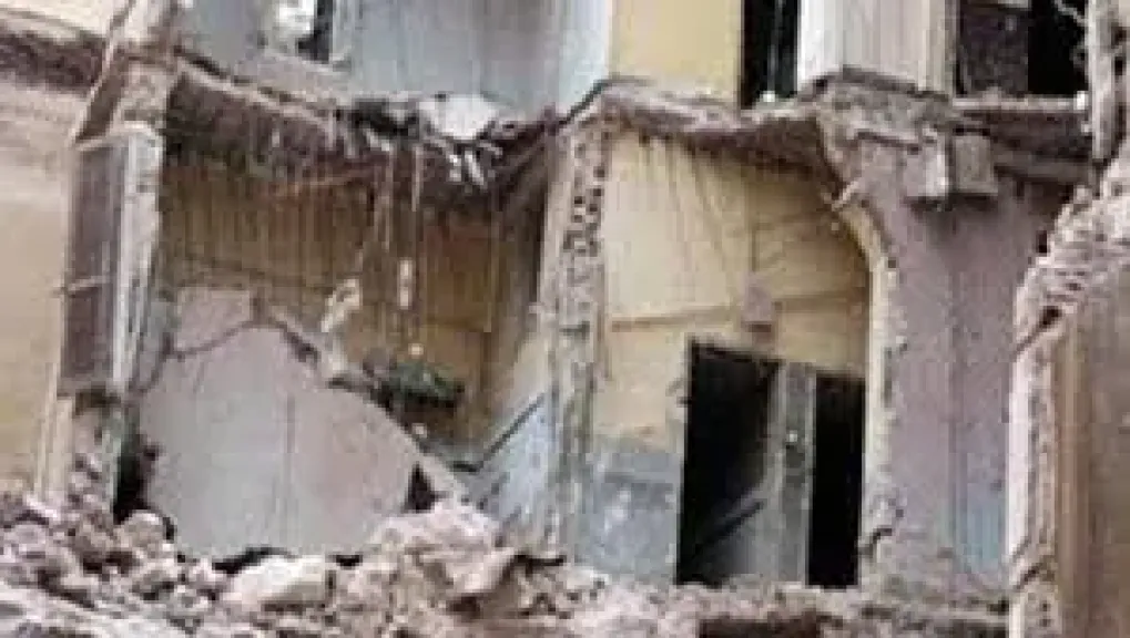 لجنة هندسية تعاين عقار روض الفرج المتضرر من الزلزال.. وإخلاء السكان دون إصابات