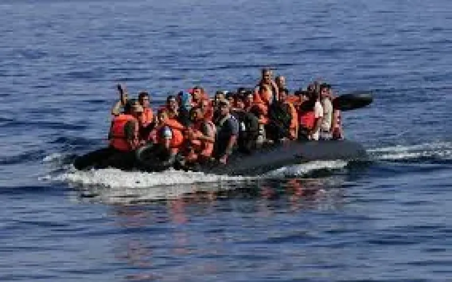 غرق مركب هجرة غير شرعية قبالة سواحل اليونان وانقاذ الركاب