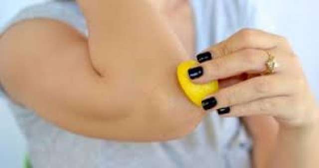 5 وصفات طبيعية لتفتيح المرفقين وترطيبهما
