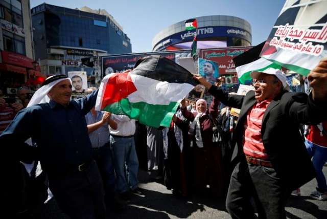 المعتقلون الفلسطينيون بالسجون الإسرائيلية ينهون الإضراب عن الطعام