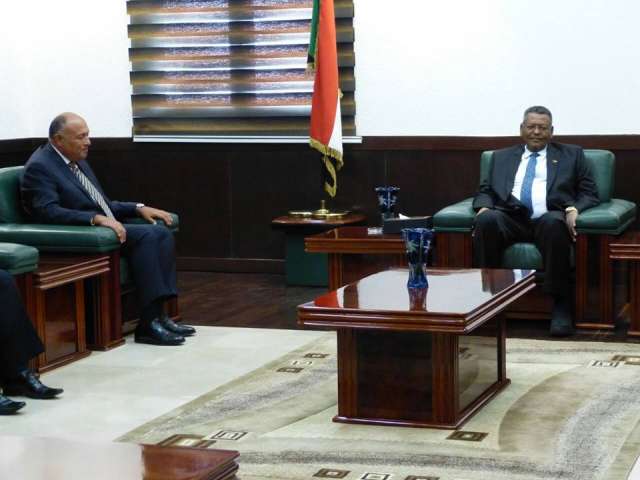 «شكري» يلتقي رئيس الوزراء السوداني