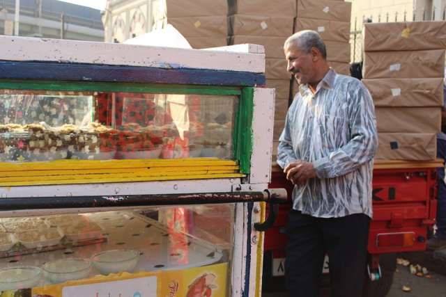 «أبو حبيبة» خمسينى يتحدى الظروف بـ«عربية حلويات شرقية»