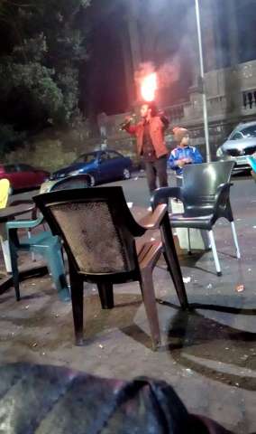 «الحاوي».. الباحث عن الرزق على خط النار