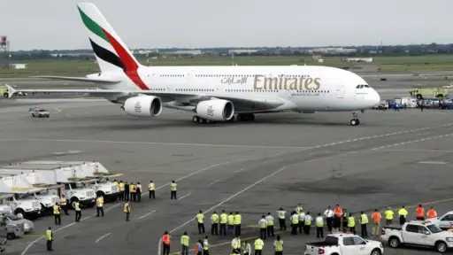 بعد حادث الطائرة المسيّرة.. استئناف تدريجي للرحلات في مطار دبي الدولي وتحويل بعضها إلى آل مكتوم