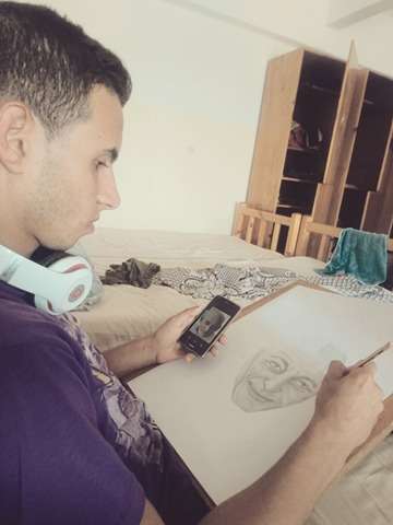 «عبدربه».. شاب موهوب يحلق بالريشة على لوحات الرسم
