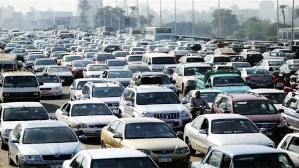 تحويلات مرورية وخدمات لمواجهة الكثافات المتوقعة عقب تنفيذ إصلاح خط مياه بمحور الشهيد