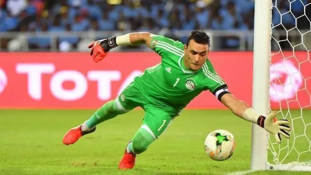 نجم الأهلي السابق يفتح النار علي عصام الحضري : ساب منتخب بلده وراح منتخب تاني عشان الفلوس ومفيش أسطورة بيعمل الحاجات دي