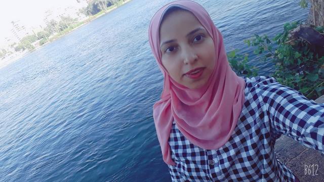 «فنانة الإيموجي».. مي مجدي صيدلانية تصحح المفاهيم الطبية برسم صاحبة السعادة على «باكت الكركديه»