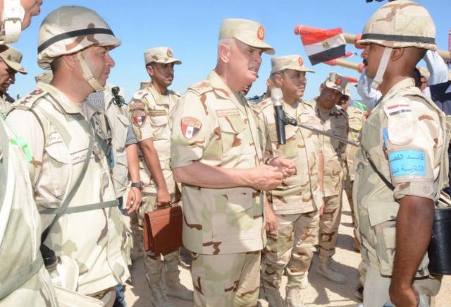 «رئيس الأركان» يشهد إجراءات تفتيش الحرب لإحدى وحدات المنطقة الجنوبية ويلتقي بمقاتلي المنطقة الجنوبية العسكرية
