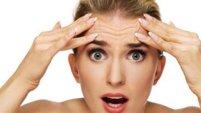 عادات يومية خطيرة تعجل بظهور التجاعيد