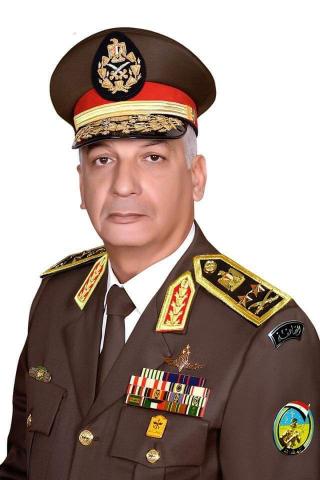 الفريق محمد زكي ينيب قادة الجيوش الميدانية والمناطق العسكرية في وضع إكليل الزهور على قبر الجندي المجهول