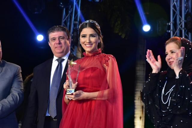 بالأحمر.. مي عمر تخطف الأضواء في حفل التليفزيون المصري