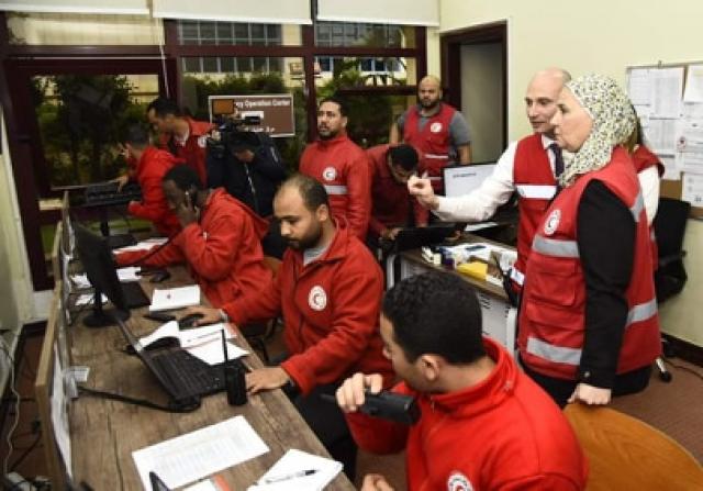 الهلال الأحمر المصرى يوزع بطاطين ومساعدات غذائية على أهالى منطقة الزرايب ب 15 مايو