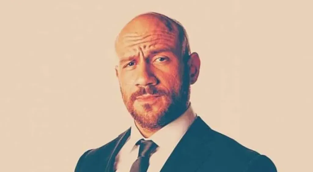 أحمد مكي بقسم شرطة العجوزة لتحرير محضر ضد مديرة أعمالة