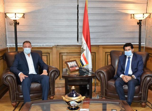 وزير الرياضة يستقبل رئيس النادي الأهلي لبحث ملف رد تبرعات تركي آل الشيخ
