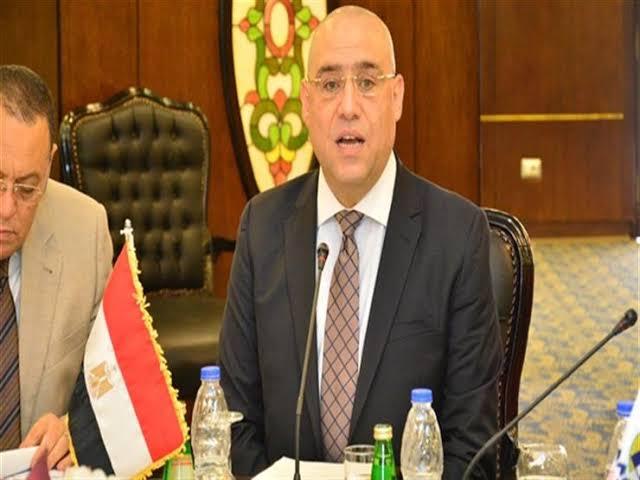 وزير الإسكان يستعرض مخطط تطوير قطعتى أرض لشركات قطاع الأعمال العام بمحور المحمودية بالإسكندرية