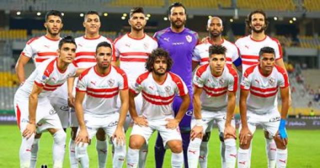لاعبو الزمالك يبدأون عملية الإحماء استعدادا لمواجهة الرجاء