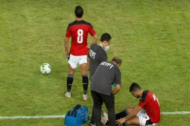 طبيب المنتخب ينفي تعرض أيمن أشرف للإصابة: يشعر بإجهاد بسيط