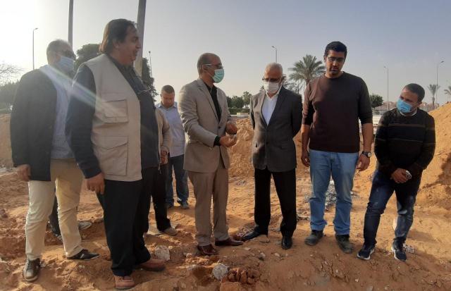 مسئولو وزارة الإسكان يتفقدون مشروعات الطرق والمرافق بمدينة الشروق