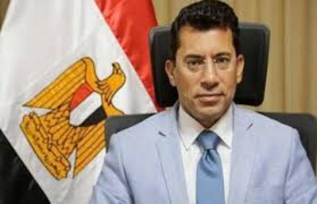 وزير الشباب والرياضة يتفقد الملعب بحديقة الطفل