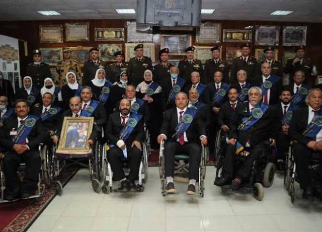 القوات المسلحة تقيم معرض فنى لإبداعات المحاربين القدماء بمناسبة يوم الشهيد