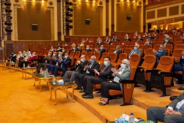 وزير الإنتاج الحربي يكرّم الأمهات المثاليات