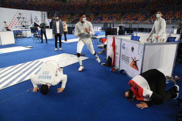 وزير الرياضة يهنئ شباب منتخب السلاح على الميدالية التاريخية