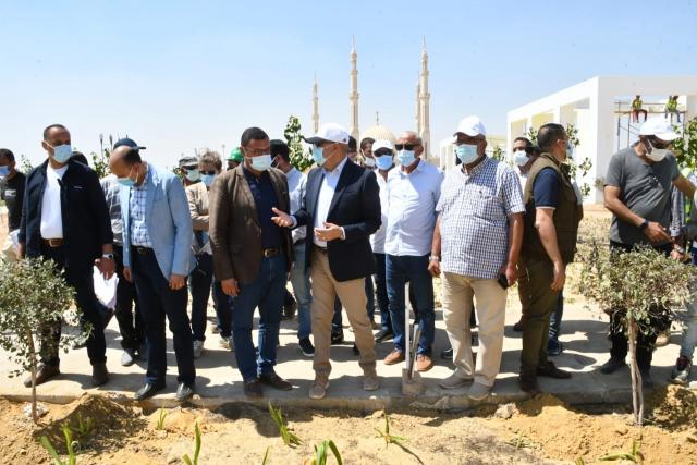 وزير الإسكان يتابع سير العمل بمشروع الحدائق المركزية ”كابيتال بارك” بالعاصمة الإدارية الجديدة