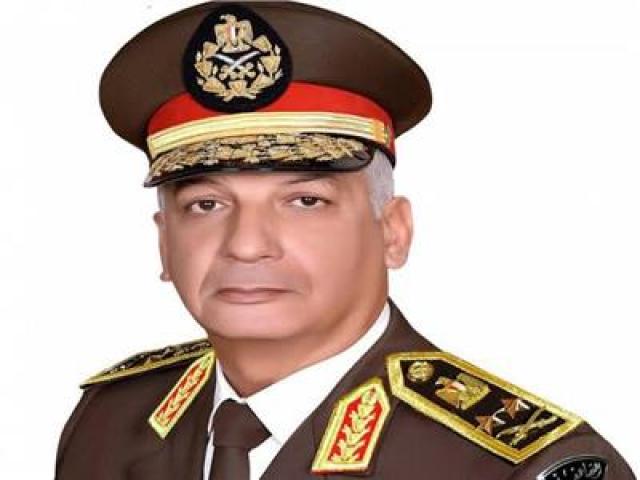 القائد العام للقوات المسلحة يعزز ثقة الملتحقين بالكلية الحربية