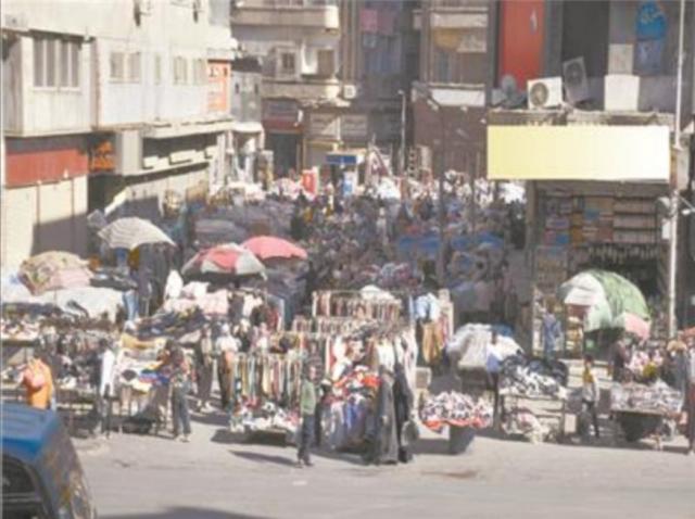 الأسواق المخالفة تنتهك حرمات الشوارع والميادين