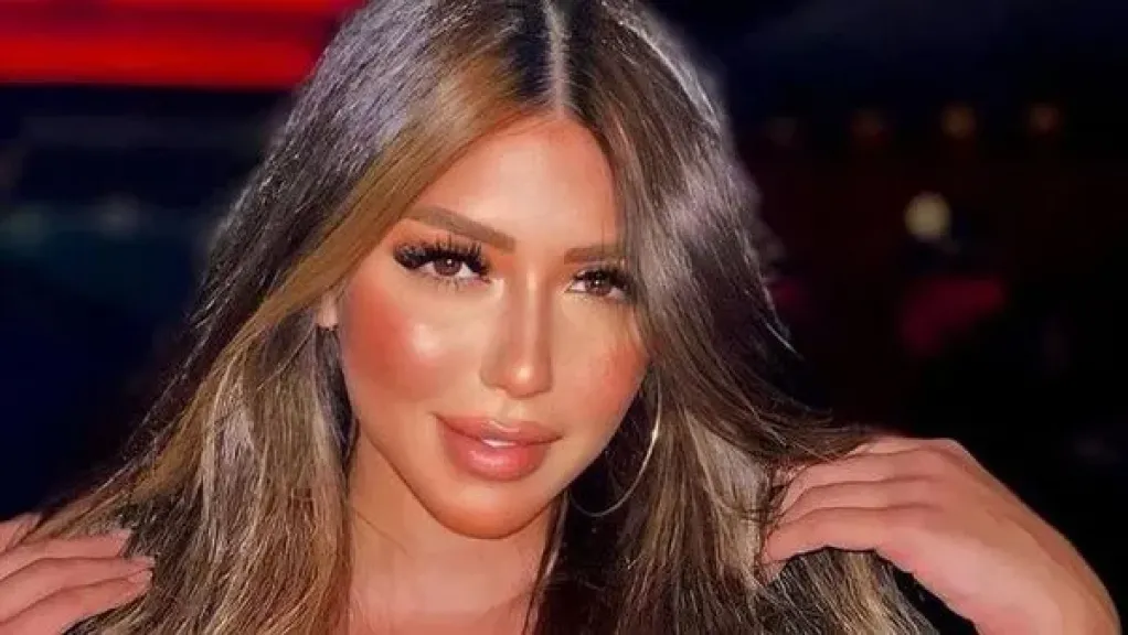 بإطلالة ساحرة تحت ضوء القمر.. سارة سلامة تخطف الأنظار بفستان أسود أنيق | صور