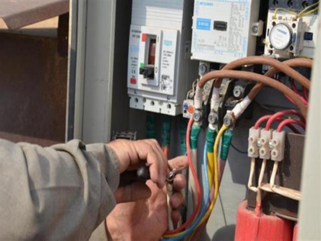 الحكومة تتخذ خطوات جديدة لردع مخالفات الكهرباء