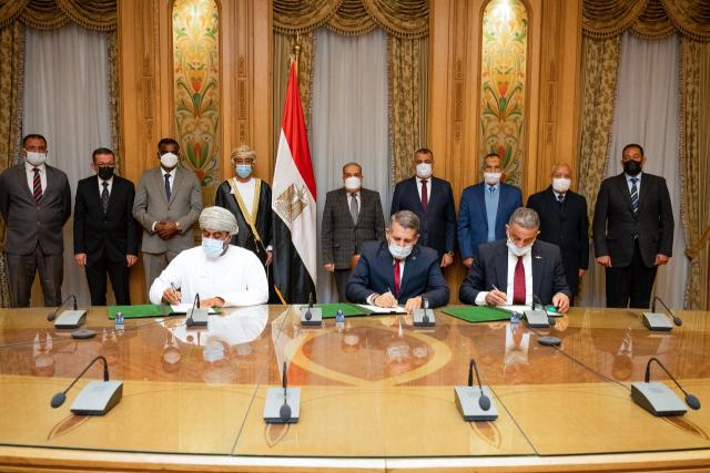 وزير الإنتاج الحربي يشهد توقيع بروتوكول تعاون في مجال  إقامة وتشغيل المواقف الذكية