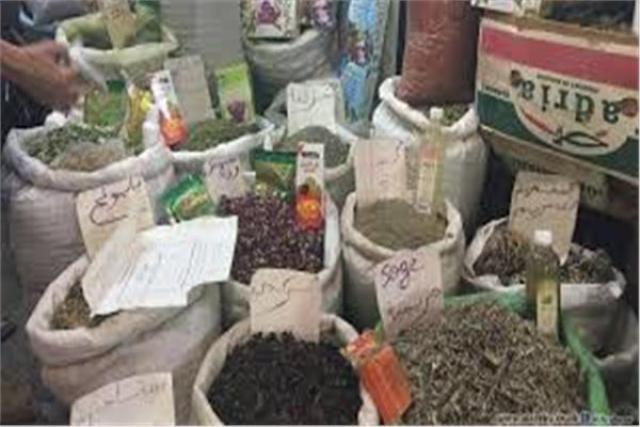 «كوكتيل الأعشاب».. وصفة جديدة للعطارين لتدفئة الجسم