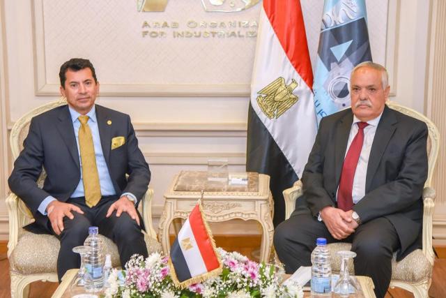 «صبحي» و«التراس» يبحثان الاستخدام الأمثل للطاقات التصنيعية المتطورة