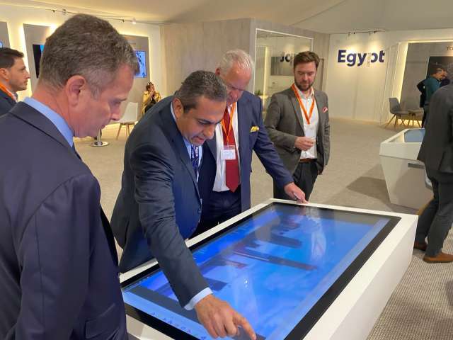 رئيس شركة RX GLOBAL المالكة لمعرض MIPIM يزور الجناح المصري