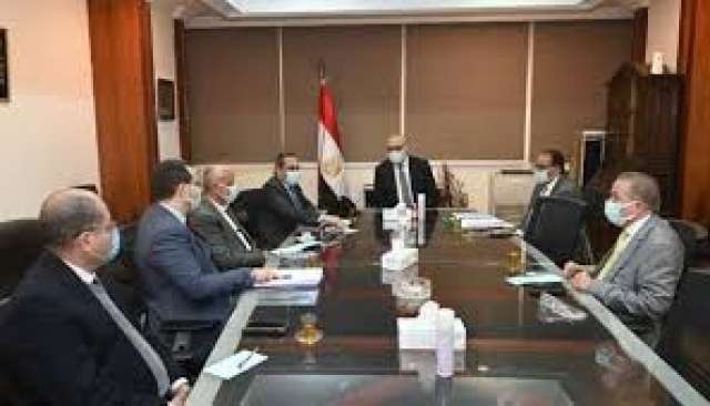 وزير الإسكان يتابع سير العمل بهيئة المجتمعات العمرانية الجديدة